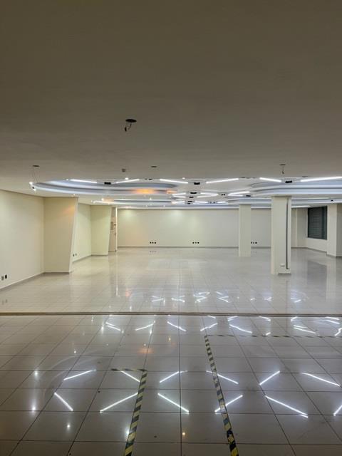 Salão principal amplo e iluminado